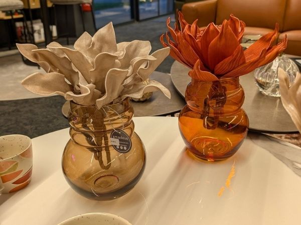 Vases en verre et fleurs amadeus