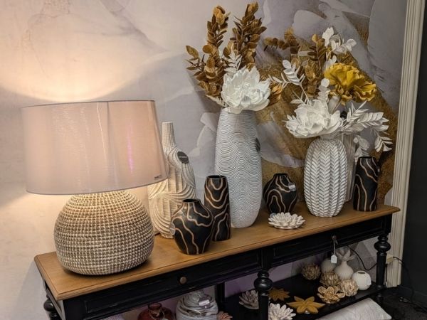 Vases lampe et fleurs